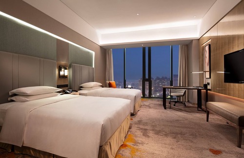 Jiaojiang Hotel | Elegant Stays at Hilton Taizhou with Pool & Dining Options