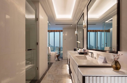 Jiaojiang Hotel | Elegant Stays at Hilton Taizhou with Pool & Dining Options