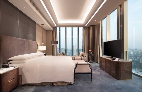 Jiaojiang Hotel | Elegant Stays at Hilton Taizhou with Pool & Dining Options