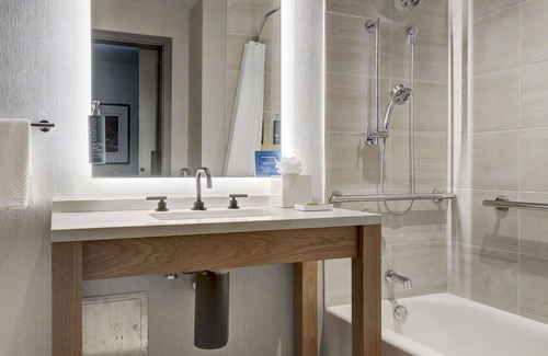 Greater Third Ward Hotel | Top-Rated Hilton University of Houston with Pool & Spa