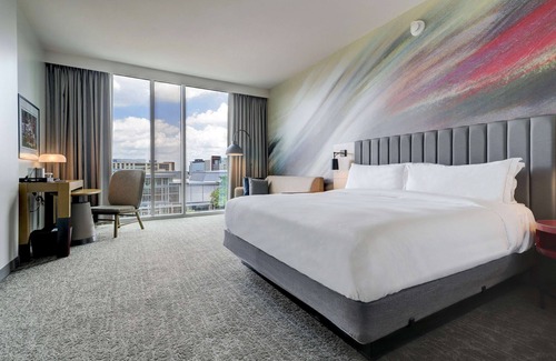 Greater Third Ward Hotel | Top-Rated Hilton University of Houston with Pool & Spa