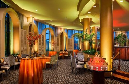 Herndon Hotel | Pet-Friendly Hilton Washington Dulles Airport with Pool