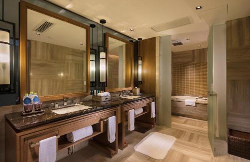 Hongshan Hotel | Relaxing Retreat at Hilton Wuhan Optics Valley Hotel