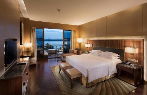 Hongshan Hotel | Relaxing Retreat at Hilton Wuhan Optics Valley Hotel