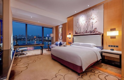 Han Yang Hotel | Stylish Stay at Hilton Wuhan Riverside with Pool Access