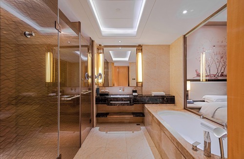 Han Yang Hotel | Stylish Stay at Hilton Wuhan Riverside with Pool Access