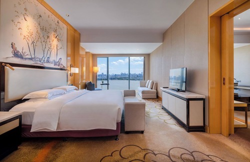 Han Yang Hotel | Stylish Stay at Hilton Wuhan Riverside with Pool Access