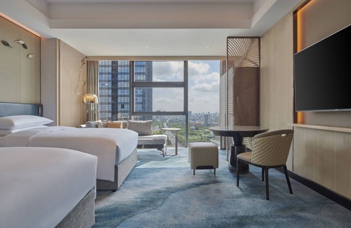 Yandu District Hotel | Discover Hilton Yancheng: 4-Star Haven with Pool & Dining