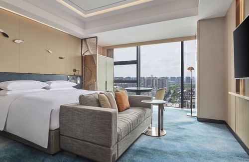 Yandu District Hotel | Discover Hilton Yancheng: 4-Star Haven with Pool & Dining