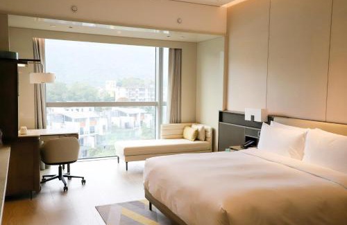 Xiangzhou District Hotel | Experience Comfort at Hilton Zhuhai with Pool and Hot Tub