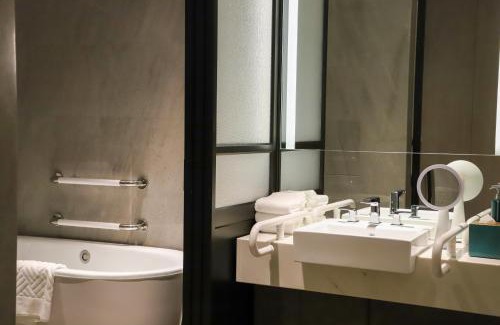 Xiangzhou District Hotel | Experience Comfort at Hilton Zhuhai with Pool and Hot Tub