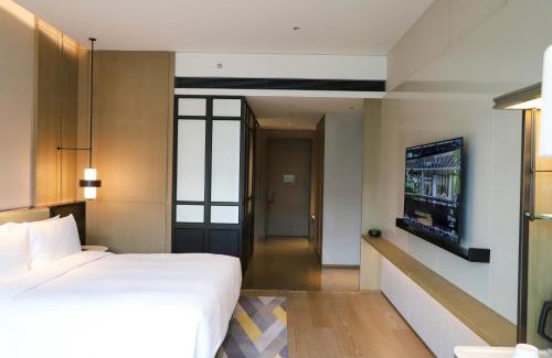 Xiangzhou District Hotel | Experience Comfort at Hilton Zhuhai with Pool and Hot Tub