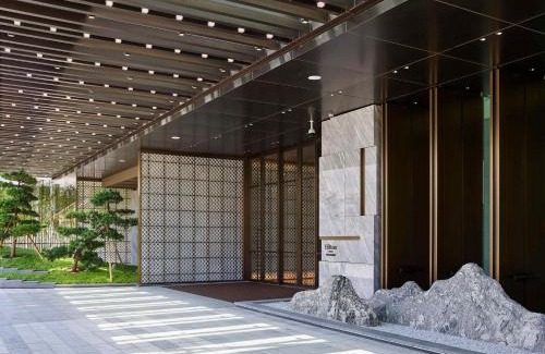Xiangzhou District Hotel | Experience Comfort at Hilton Zhuhai with Pool and Hot Tub