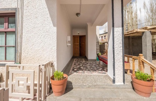 Leh House | Cozy Himalayan Jewel Villa: Private Room with Garden