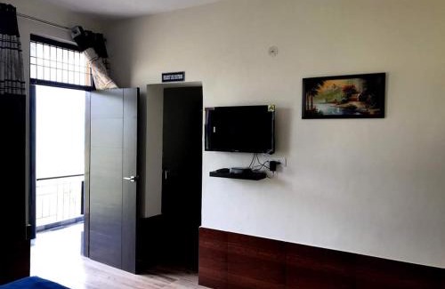 Palampur Hotel | Cozy Himalayan Retreat: Family-Friendly, 4-Star Stay