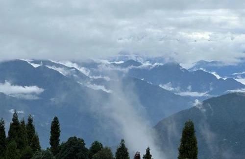 Gangtok House | Elevated Himalayan View Point: Pet and Child Friendly Retreat