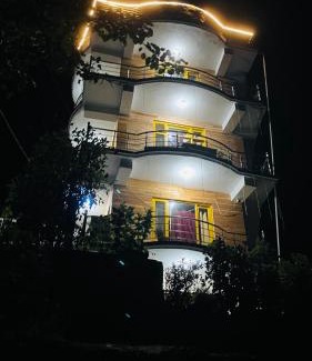 Kasol Hotel | Discover Himalayan Pine Cafe: Pet-Friendly Getaway Awaits!