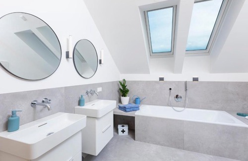 Sankt Lorenz Apartment | Stylish Design Apartment at Mondsee with Ocean Views