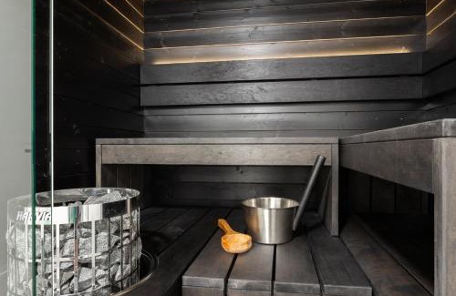 Jamsa Apartment | Relax at Himoskuutio 9: Hot Tub Oasis for Families