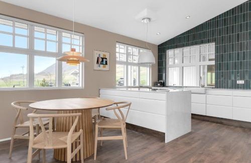 Kjosarhreppur Villa | Exceptional Himri Mountain Villa: Family-Friendly Retreat