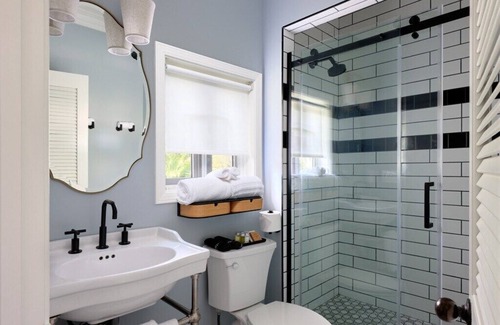 Wailuku Bed & Breakfast | Hinano Suite: Vintage Escape with Complimentary Breakfast