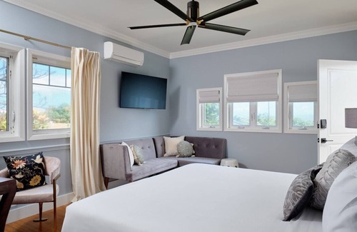 Wailuku Bed & Breakfast | Hinano Suite: Vintage Escape with Complimentary Breakfast