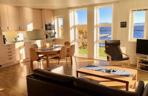 Indre Fosen Cabin | Hindrum Fjordsenter: Guest Rated 9.6 with Oceanfront Bliss