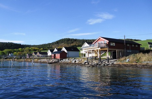 Indre Fosen Cabin | Hindrum Fjordsenter: Guest Rated 9.6 with Oceanfront Bliss