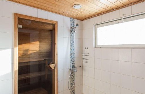 Konnevesi Ski Chalet | Relax at Hinkkalan Lomamökit with Ocean View & Hot Tub