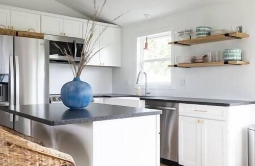 Eastward Look House | Cozy Renovated Cottage with Kitchen | 3BD/1BA Retreat