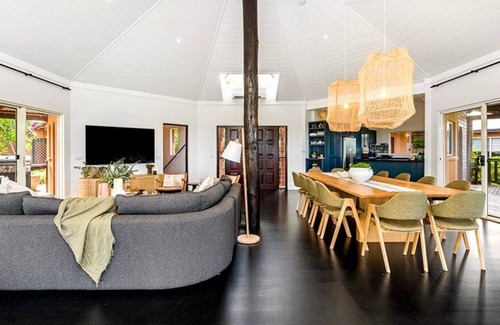 Newrybar House | Ocean View Retreat at Hinter Lodge: Pet Friendly & Relaxing