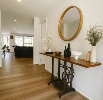 Canungra House | Charming The Farmhouse in Canungra: 4-Star Pet & Child Friendly