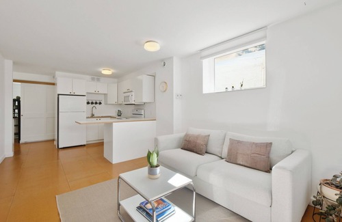 Hintonburg Apartment | Hintonburg Hideaway - Doors away from Wellington St. West