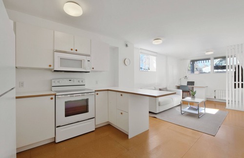 Hintonburg Apartment | Hintonburg Hideaway - Doors away from Wellington St. West