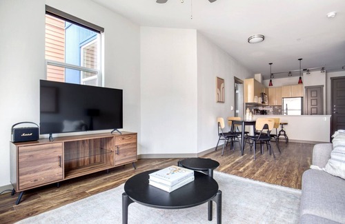 Old Ballard Apartment | Modern Ballard 2BR with Gym & Pet Area near Burke Gilman