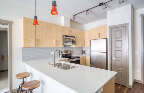 Old Ballard Apartment | Modern Ballard 2BR with Gym & Pet Area near Burke Gilman