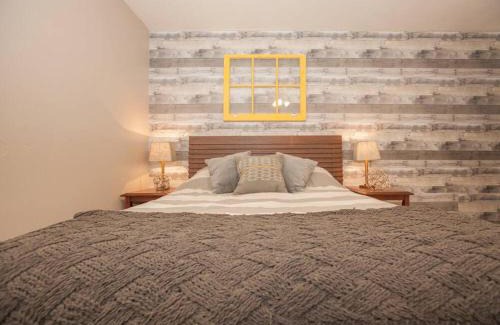 Pittsburgh Apartment | Trendy & Inviting Hotel for City Exploration and Game Days