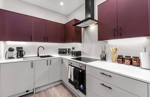 Snaresbrook House | Hip & Happening: 4BR Urban Gem for Large Groups