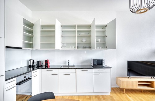 Langstrasse Apartment | Modern Langstrasse Room with Kitchen, Steps from Market