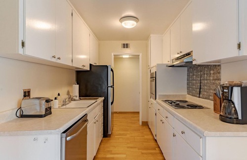 Sharon Heights Apartment | Modern 3BR Menlo Park Retreat with Pool and Patio