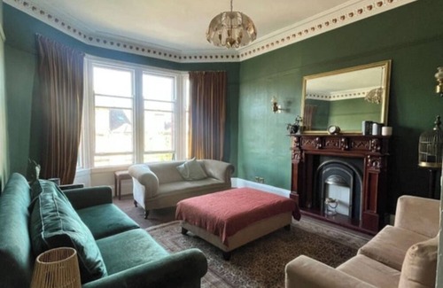 Glasgow Apartment | Hip, neo-Victorian style character flat, cool coffee shops & close to transport.