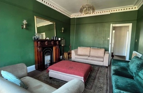 Glasgow Apartment | Hip, neo-Victorian style character flat, cool coffee shops & close to transport.