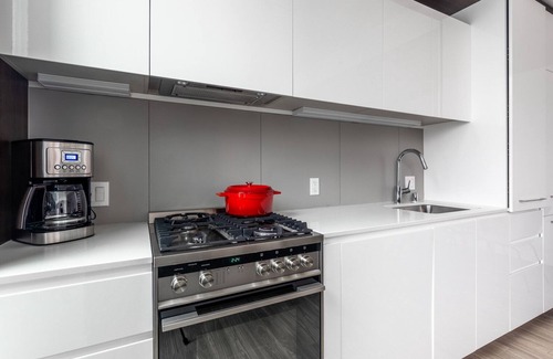 South Beach Apartment | Discover Hip Rincon Hill 1BR with Rooftop & Hot Tub