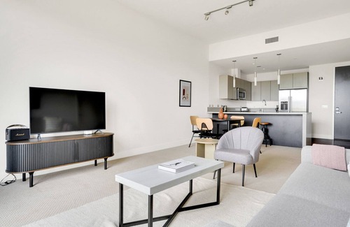 The Villas Apartment | Modern 1BR in Santana Row with Pool & Gym, Near Google