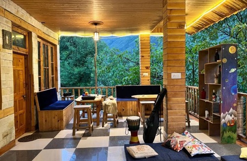 Banjar Apartment | Scenic Hipostel Tirthan: King Room with Mountain View