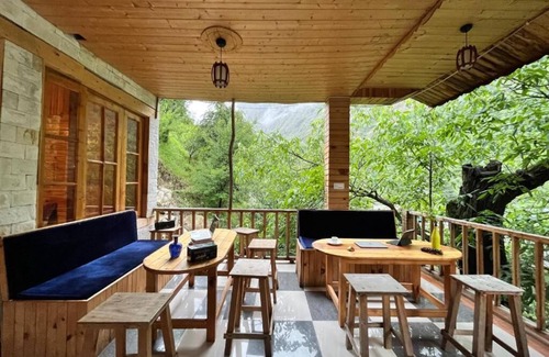Banjar Apartment | Scenic Hipostel Tirthan: King Room with Mountain View