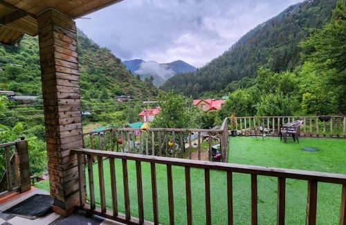 Banjar Apartment | Scenic Hipostel Tirthan: King Room with Mountain View