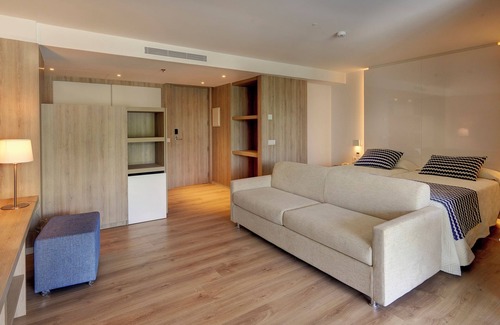 Sant Llorenc des Cardassar Hotel | Elegant Stay at Hipotels Bahia Cala Millor - Adults Only
