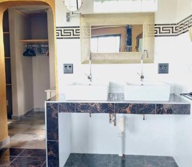 Hoedspruit House | Experience Hippomoon Lodge: 4-Star Game Reserve Escape
