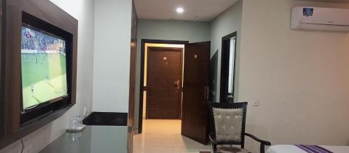 PECHS House | Hira Guest House: Family-Friendly Stay with Dining Options